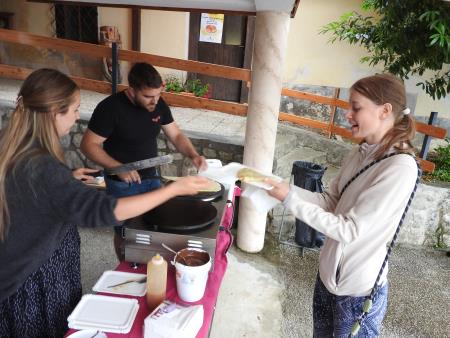 Mladi so bili navdušeni nad  omleti z  namazom nutele